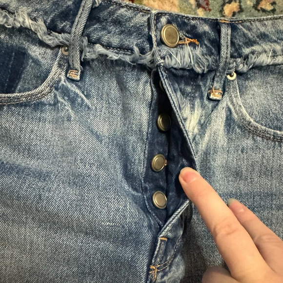 Good American Bombshell High Rise Jean Shorts Women’s 6/28 Medium Dark Wash 3” - Picture 4 of 9